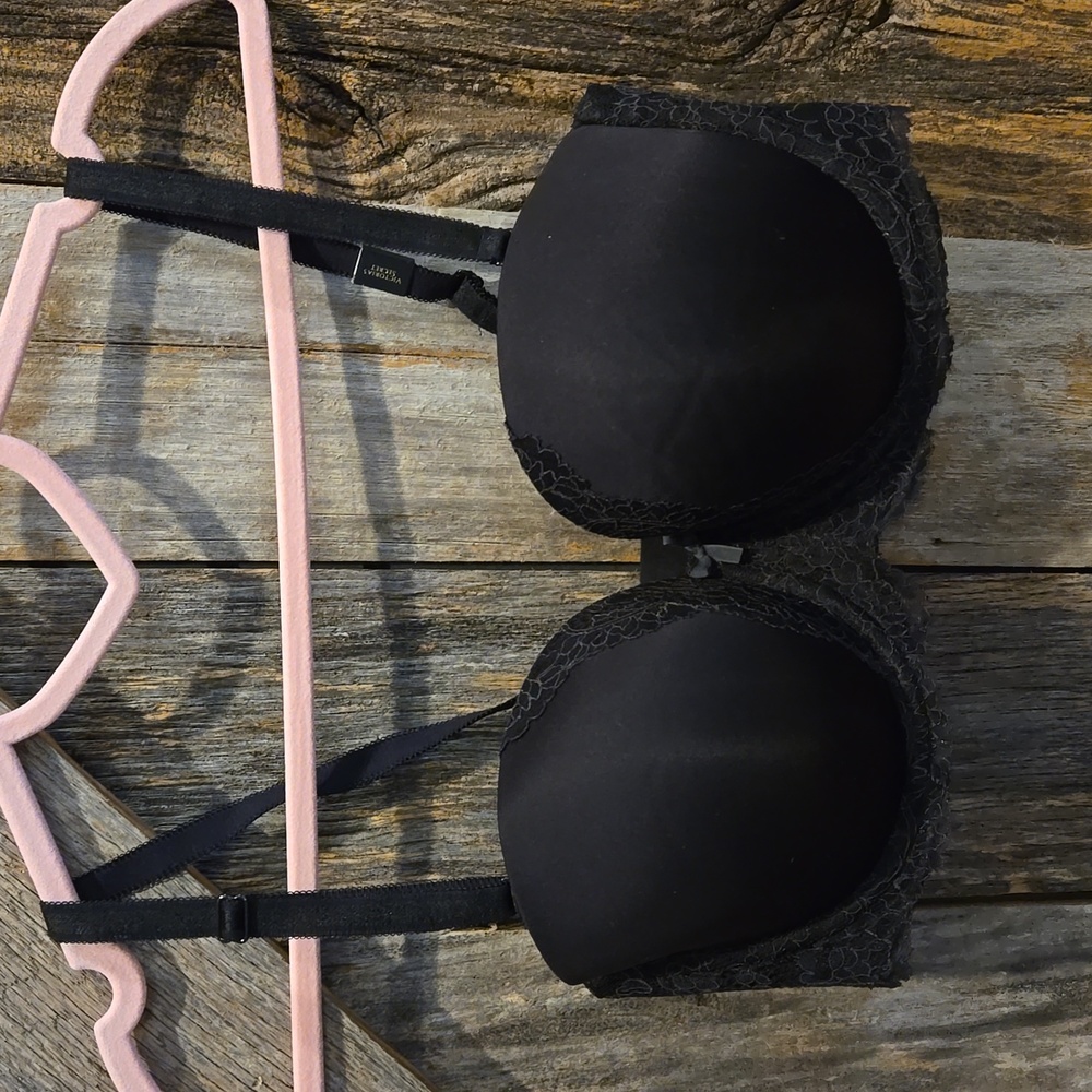 Victoria's Secret Bra. 34DD. Black.